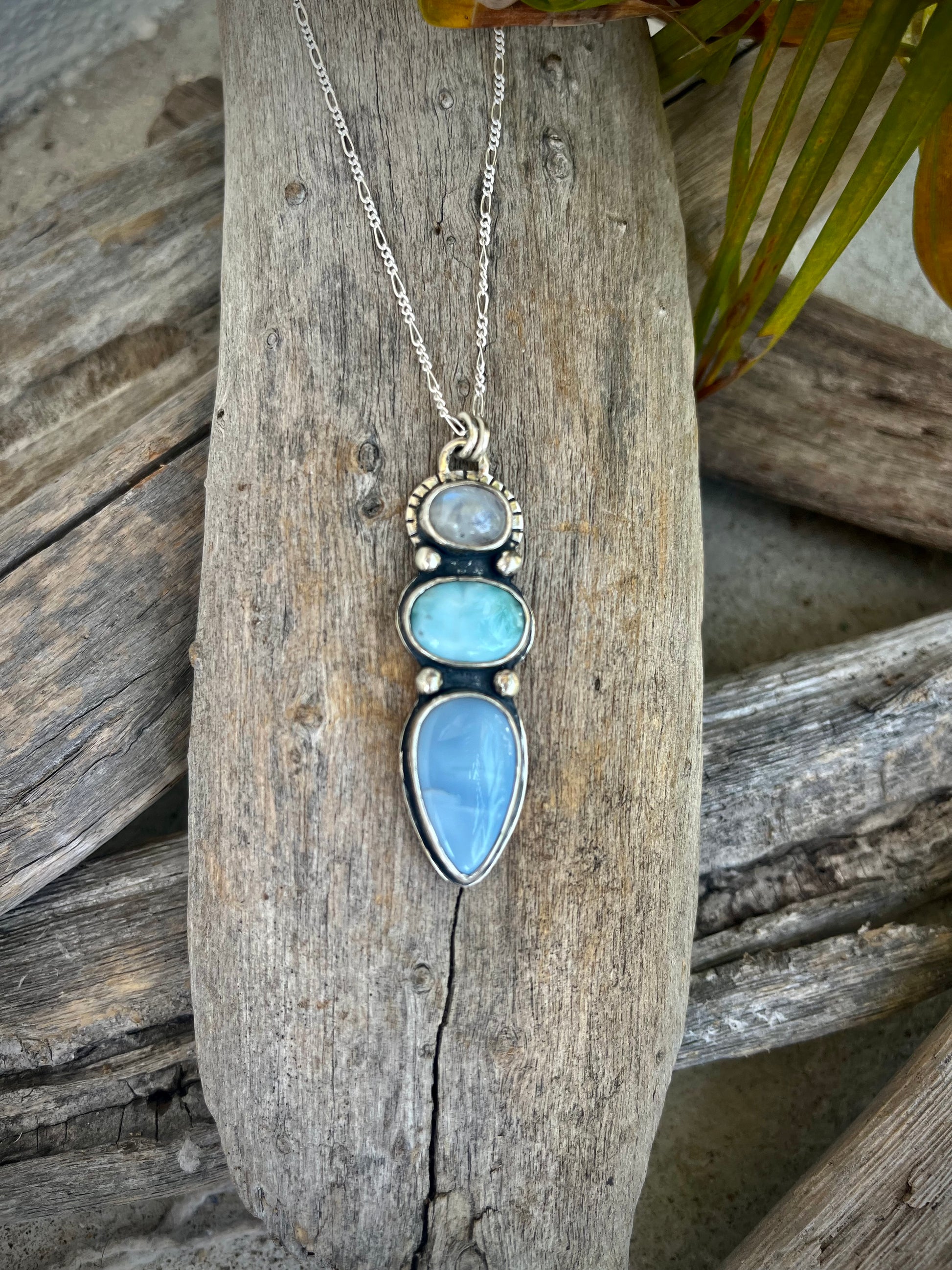 "Selva" -hopeariipus / sateenkaarikuukivi, larimar & sininen opaali